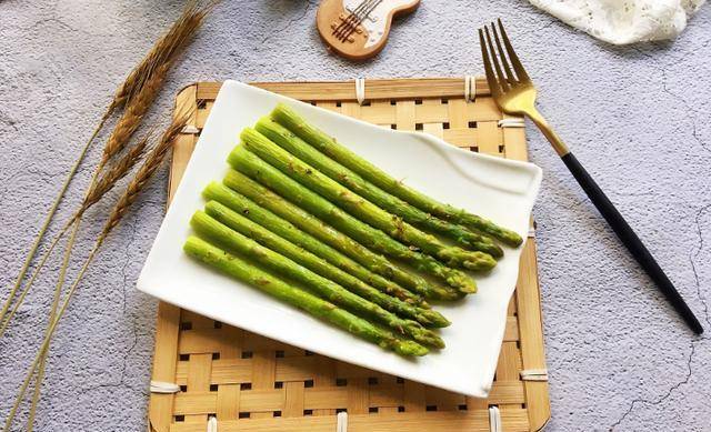 芦笋不仅可以炒菜吃还可以直接烤好吃到流口水