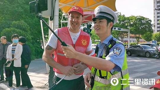 外國友人渭南街頭當志願者曾因騎車不戴頭盔逆行被攔