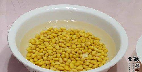 怎样腌制黄豆好吃 8099bbfbaa054703883aca7ffadb02c7.jpeg