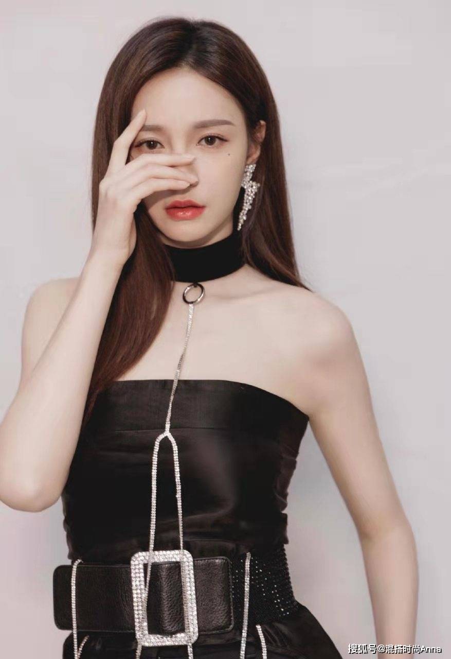 沈梦辰放飞自我了穿黑色抹胸上衣秀身材皮肤白皙让人羡慕
