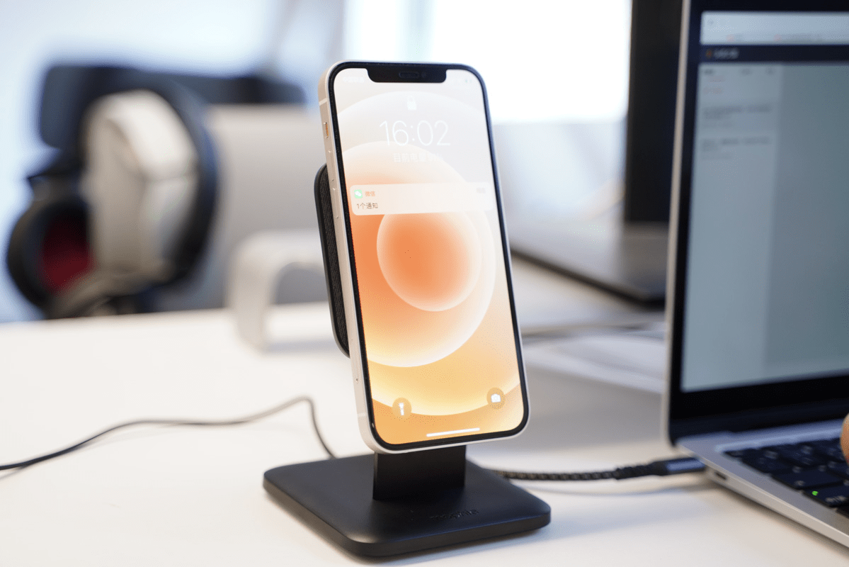 Mophie 立式磁吸无线充电器评测 适合放在办公桌或床头柜使用 Iphone
