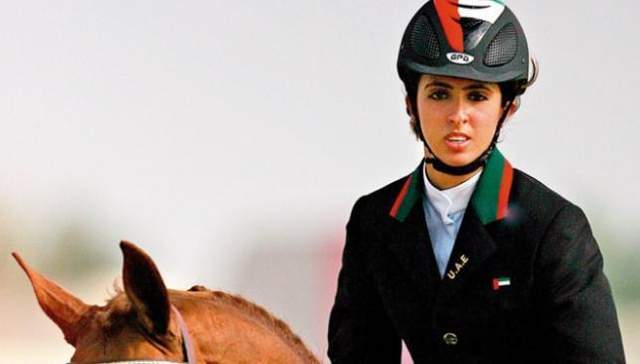 比她小8岁的妹妹——迪拜第一王妃所生的二公主拉蒂法,在16岁那年也走