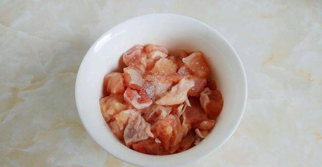 原创
解锁鸡肉家常菜,搭配莴苣与萝卜,色彩丰富更有食欲