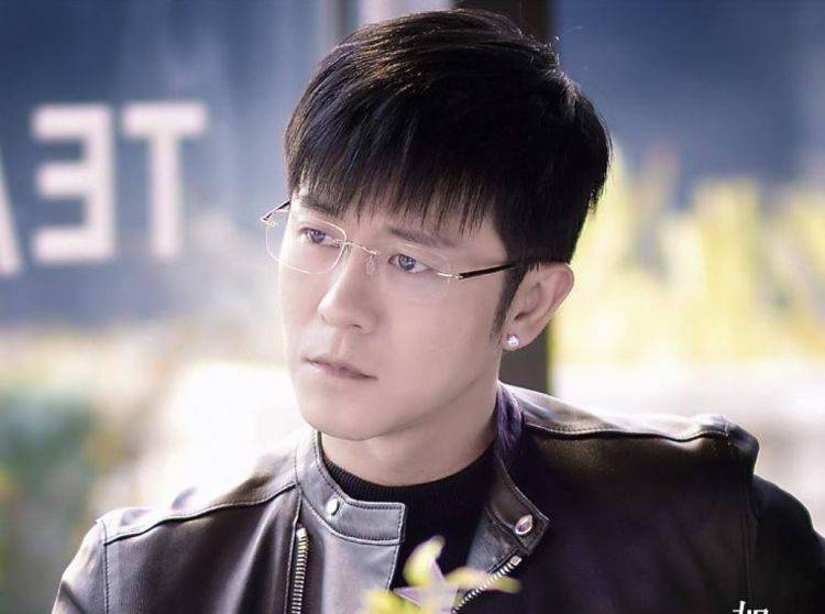 他是林雨申,林雨申曾经出演过《橘子红了》,《你在微笑我却哭了》
