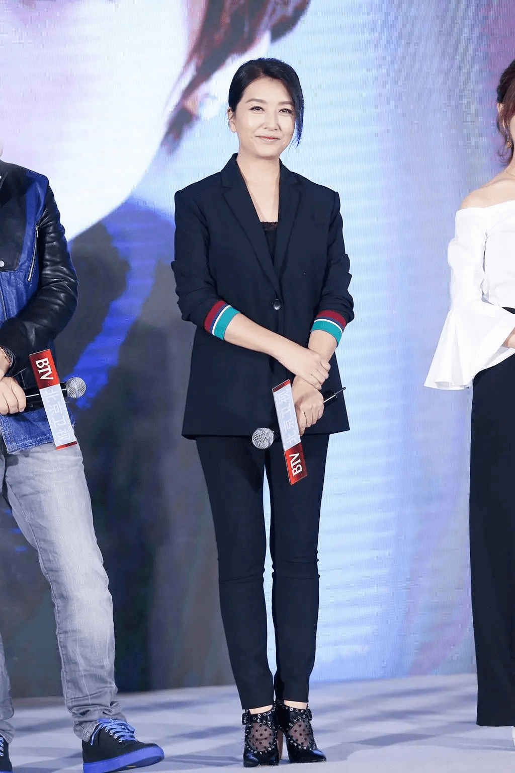 江珊的下半身搭配了黑色高跟鞋,显瘦效果很明显,能够塑造出纤细的双腿