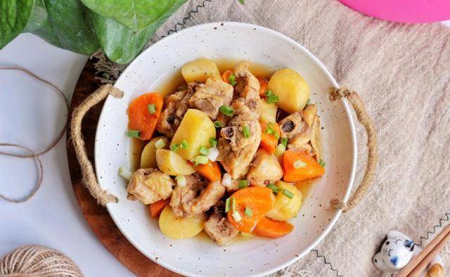 土豆炖鸡,下锅前多加上这一步,土豆软烂不糊嘴,比鸡肉都香!