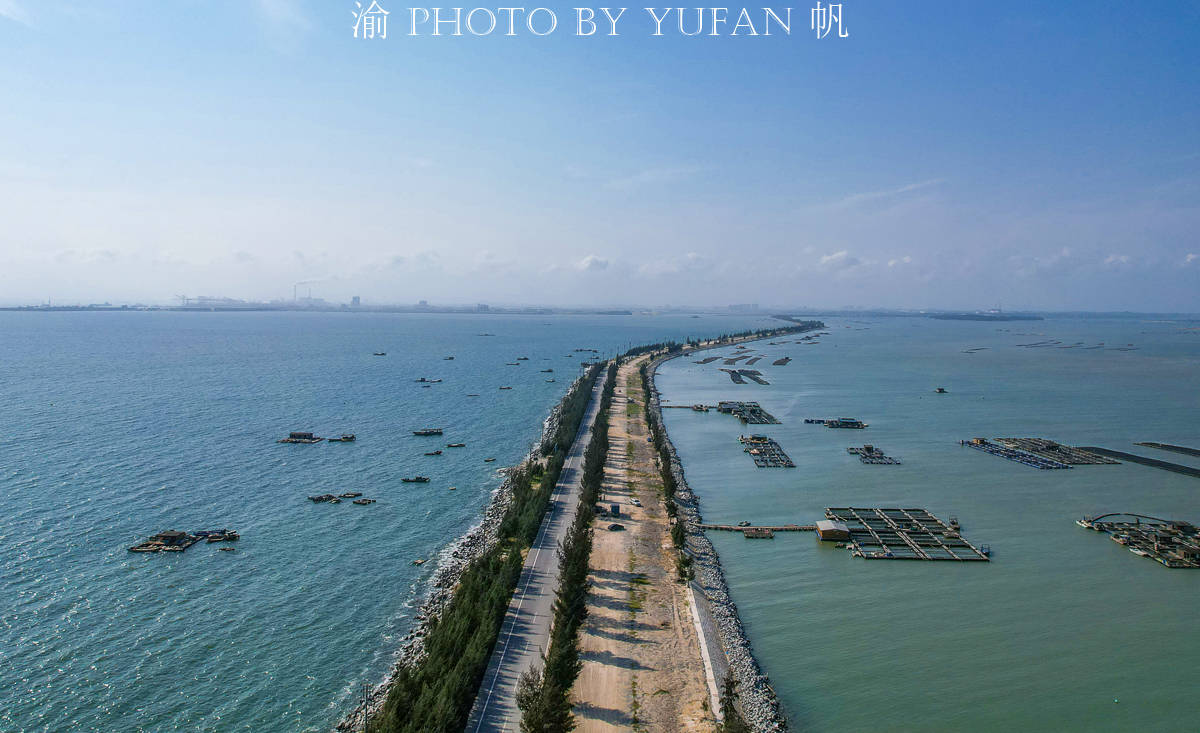 广西钦州自驾途中发现一条海上公路,两边色彩不同,或成网红景点
