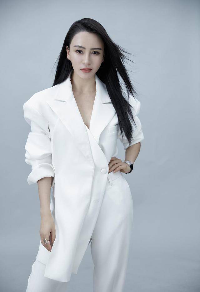 原创被母其弥雅的饱满身材迷住了!穿抹胸上衣配白色阔腿裤,高贵优雅