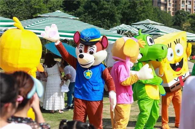 一不小心就能和他们撞个满怀小丑和人偶巡游在花海的角角落落下午13