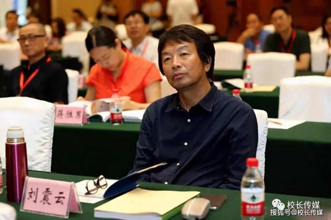 刘震云北大演讲开启大话题中华民族最缺的是笨人