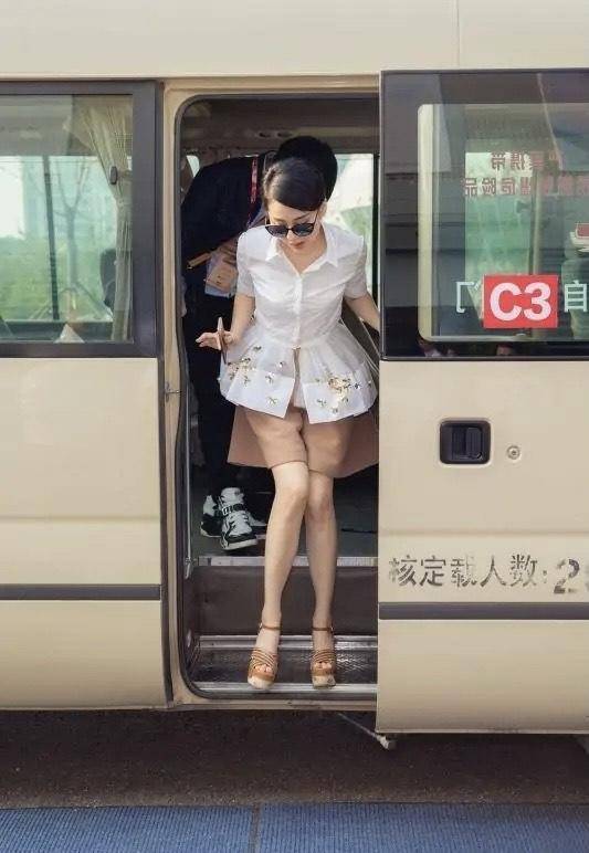 52岁许晴逃过中年发福，穿白衬衫配短裤像小姑娘，被少女腿迷住