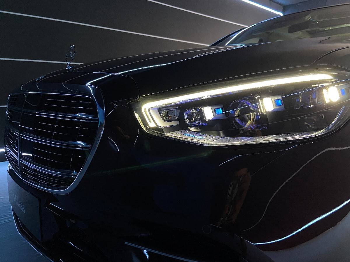 奔驰量产车型中,延续上一代s级轿车的"三道杠"点阵式设计;在远光灯