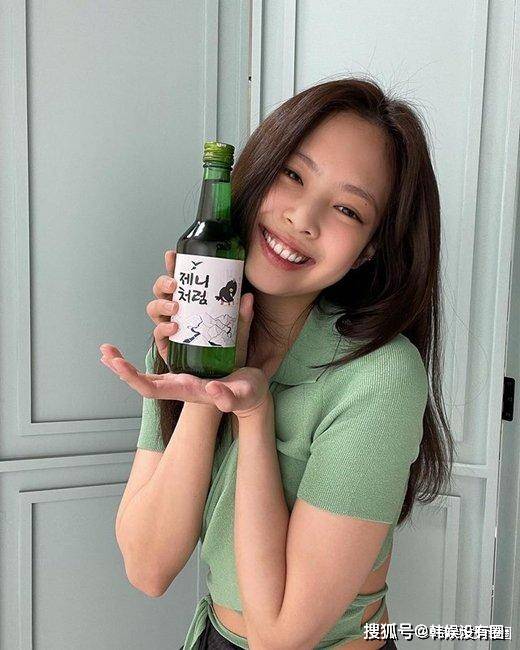 BLACKPINK金智妮曬「燒酒合影」，笑容燦爛，大秀可愛魅力 娛樂 第2張