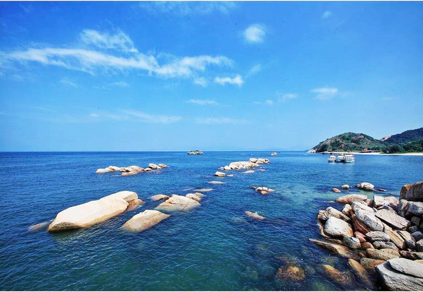 原创广东惠州有一处酷似月牙的景点,共分两湾,三面环海,风景如画