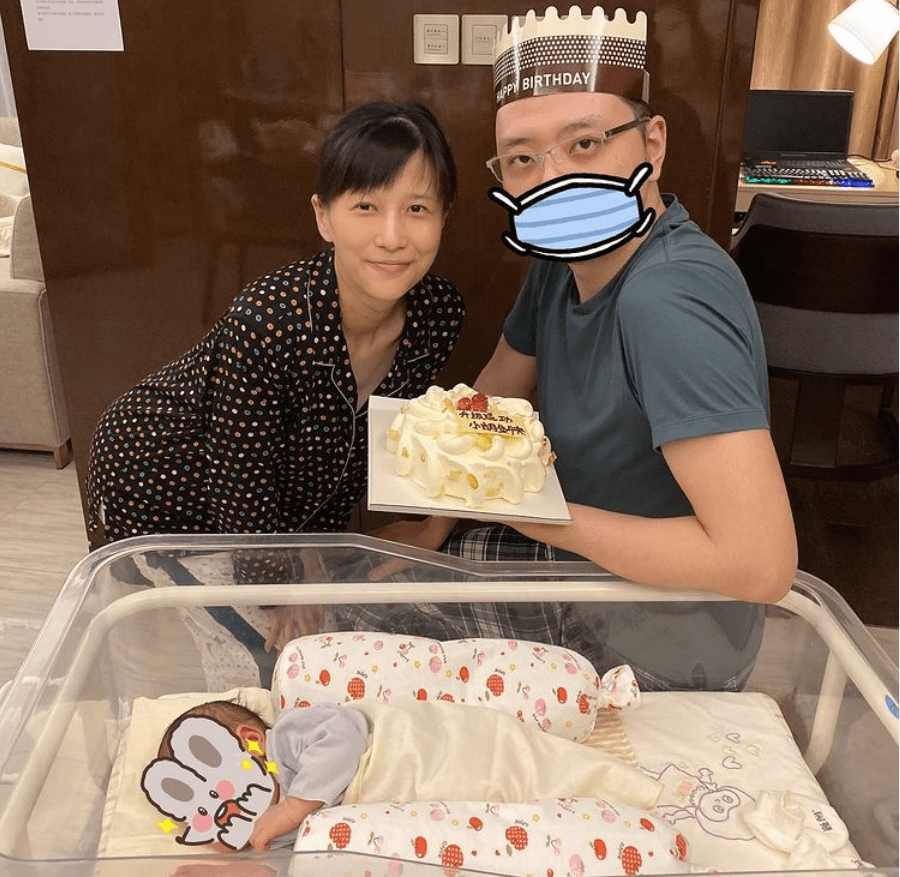 papi酱罕晒与老公合影，结婚7年依旧甜蜜，素颜出镜紧靠老公胸口