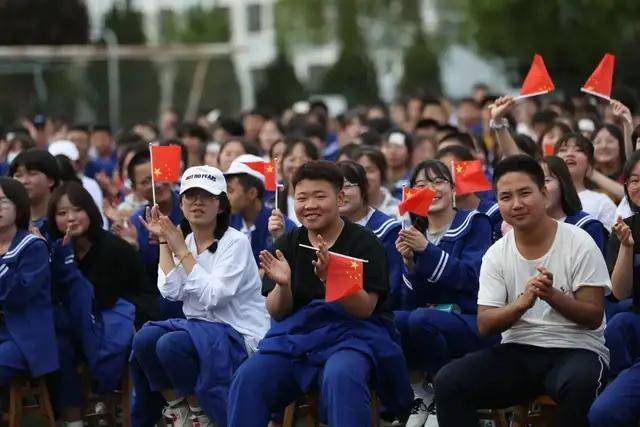 平凉五中举行"童心向党61唱支红歌给党听"歌咏比赛