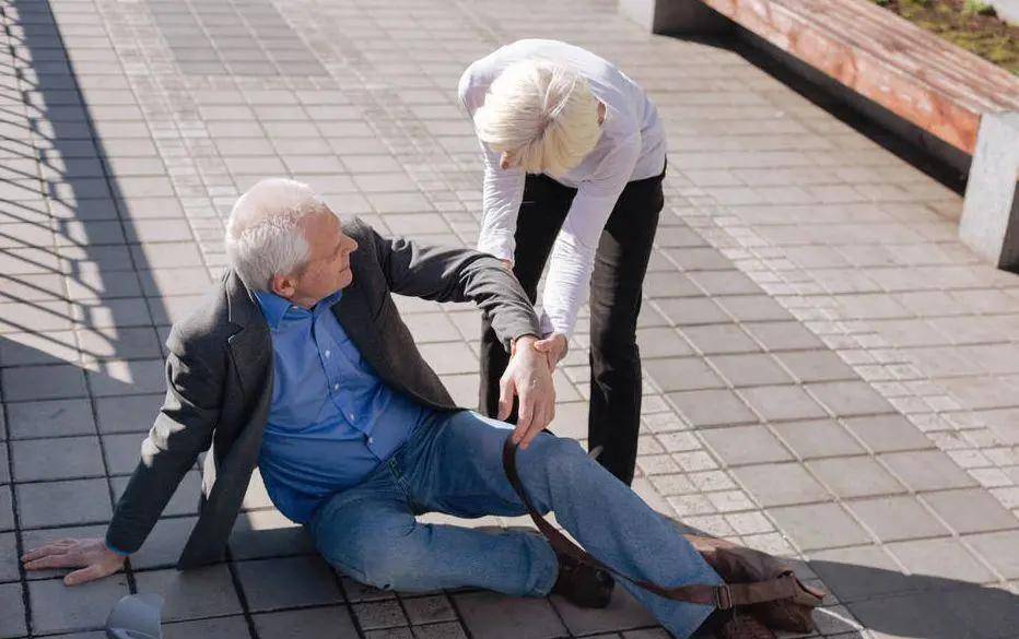 健康科普老人摔倒远比你想的危险65岁以上的人都应该看看