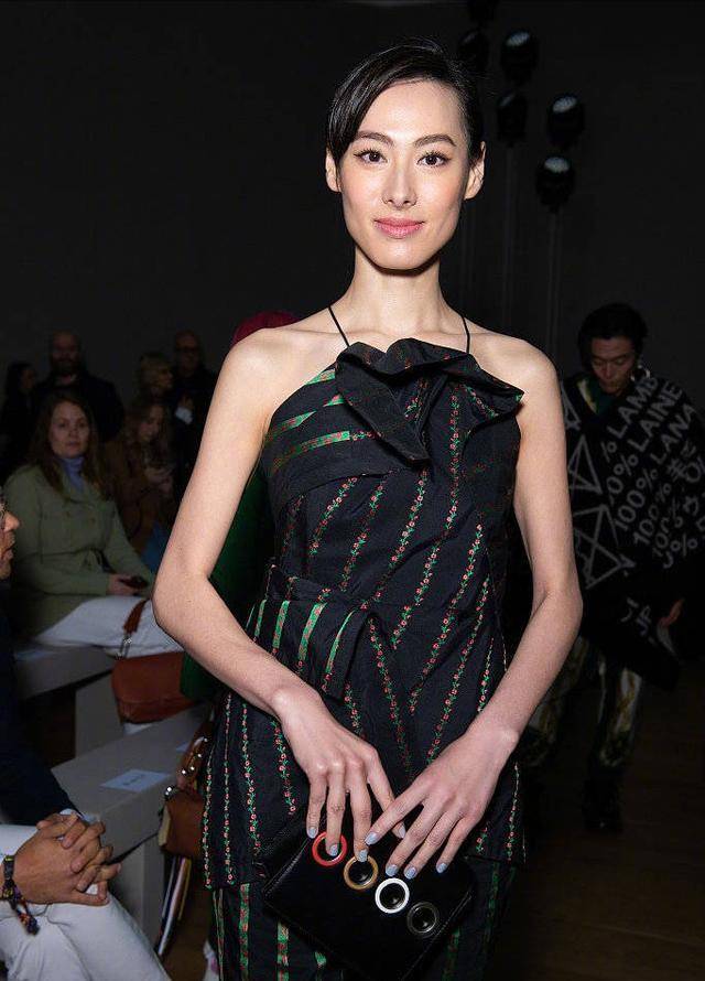 梁洛施堪称零号身材 穿最小码挂脖装亮相时装周 瘦到骨骼凸起 良品联社女性美容时尚经验分享专业平台