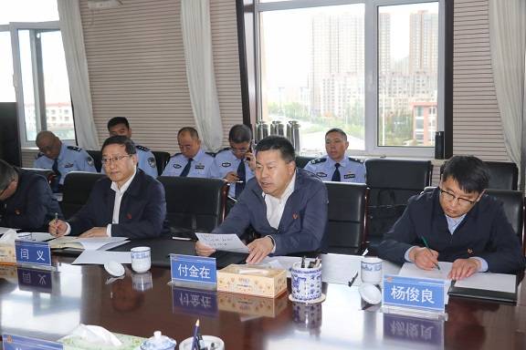座谈会上,赛罕区副区长,分局党委书记,局长华伟汇报了公安教育整顿