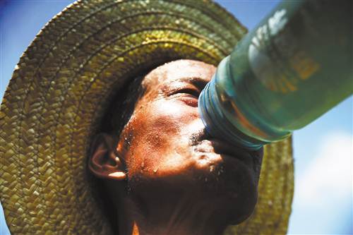 化学教育清洁工上班第一天喝矿泉水死亡误喝氢氟酸怎么办
