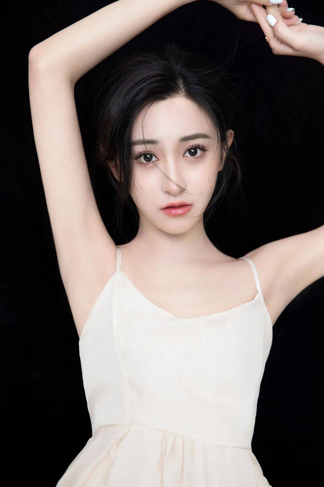 今天,朱圣祎又是在线美貌鲨人的一天,写真中的她精