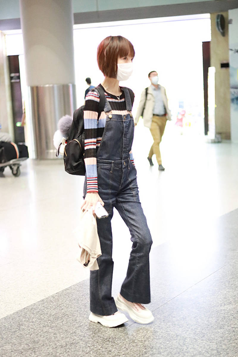 最近穿背带裤或背带裙的女明星还真多,比如50岁的陈鲁豫,40岁的宋佳和