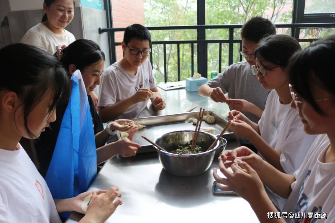 心灵手巧 爱意满满活动最后初中部刘汉军副校长还为今天获得积分赛第