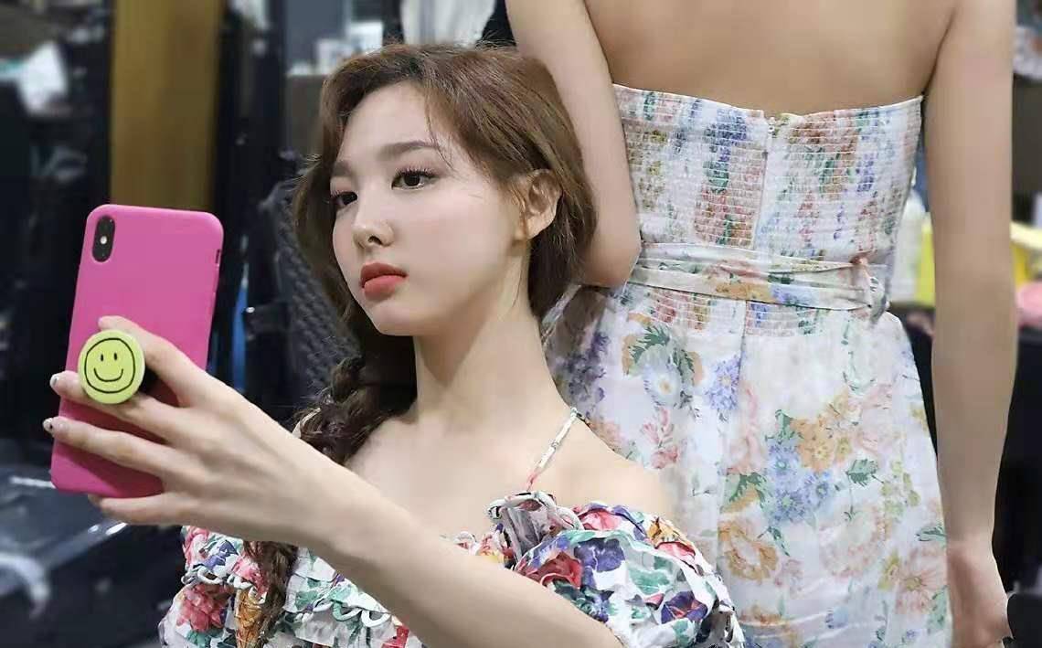 Twice成员集体发福 碎花裙展现性感身材 朴志效竟成团内最瘦 造型
