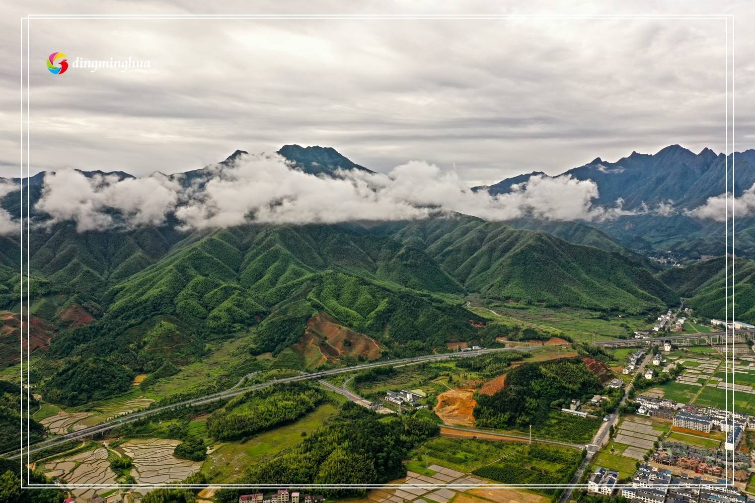 2021年5月27日,航拍江西省上饶市铅山县武夷山镇,被翠绿树木覆盖的