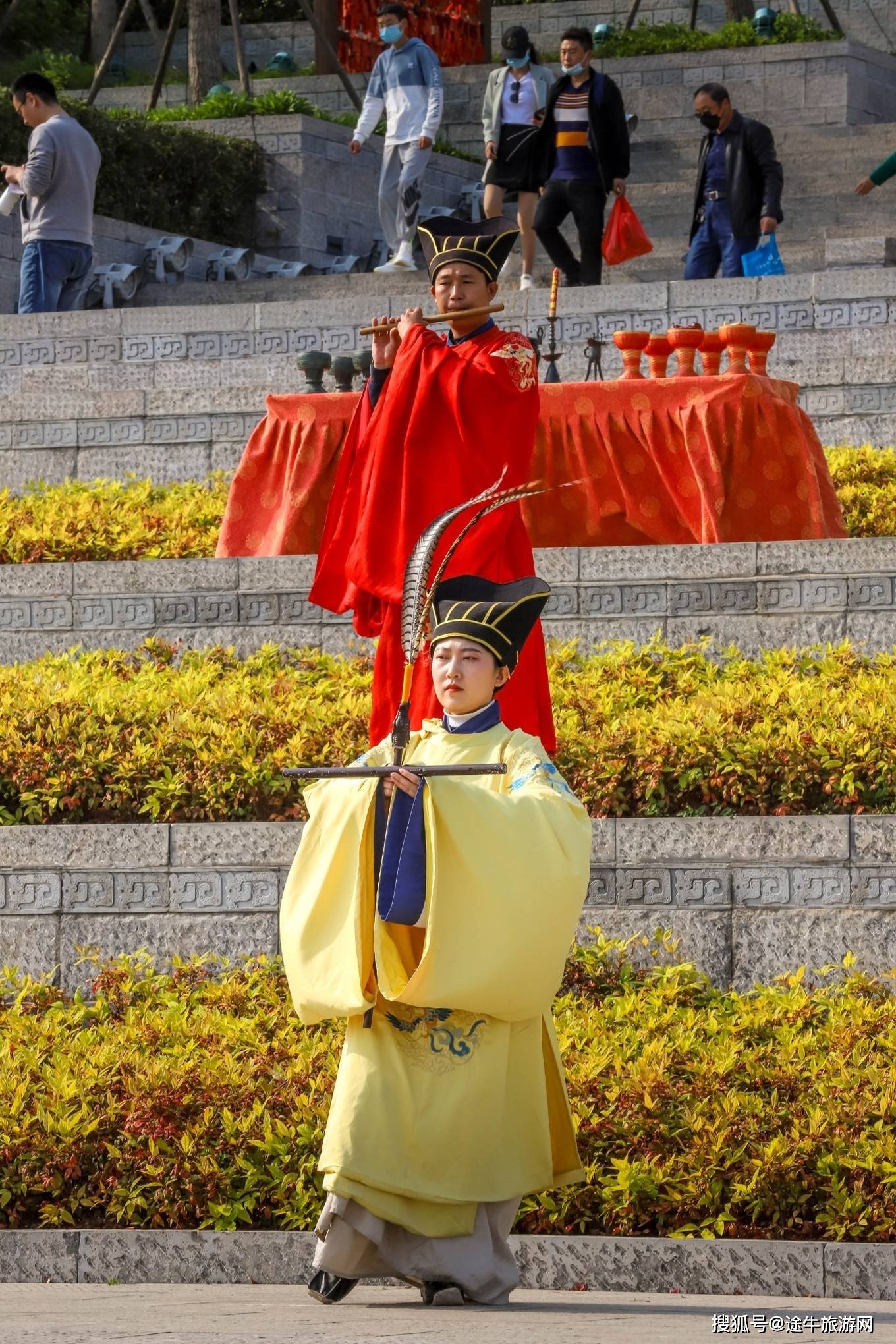 金聲玉振廣場上,正在上演古代典禮儀式.