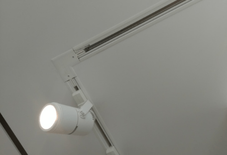 吸灯的价格相比起普通的单点光源和轨道灯更贵(20-30﹐的客厅造价3000