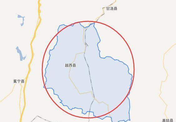 北緯28°18′-28°53′之間,東鄰美姑縣,南接昭覺縣,喜德縣,西界