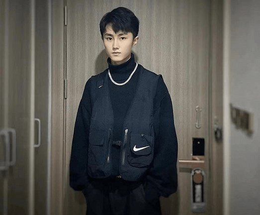 他就是徐凌晨,妥妥的新晋男神一枚,虽然还没有上大学,但已经在影视圈