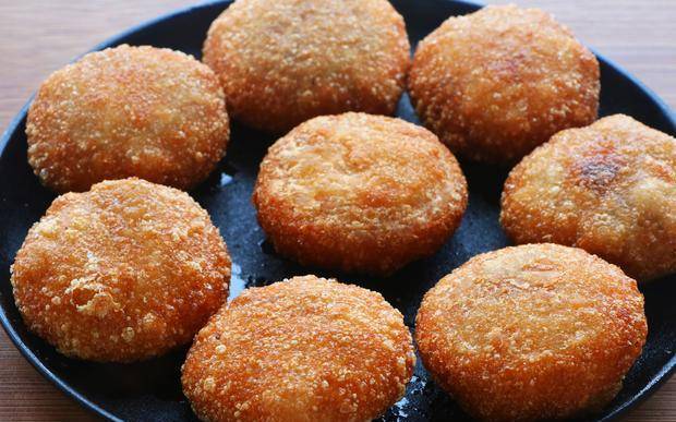 7,我们的脆皮炸糕就做好了,外表脆脆的,里面软软糯糯,还有甜甜的豆沙