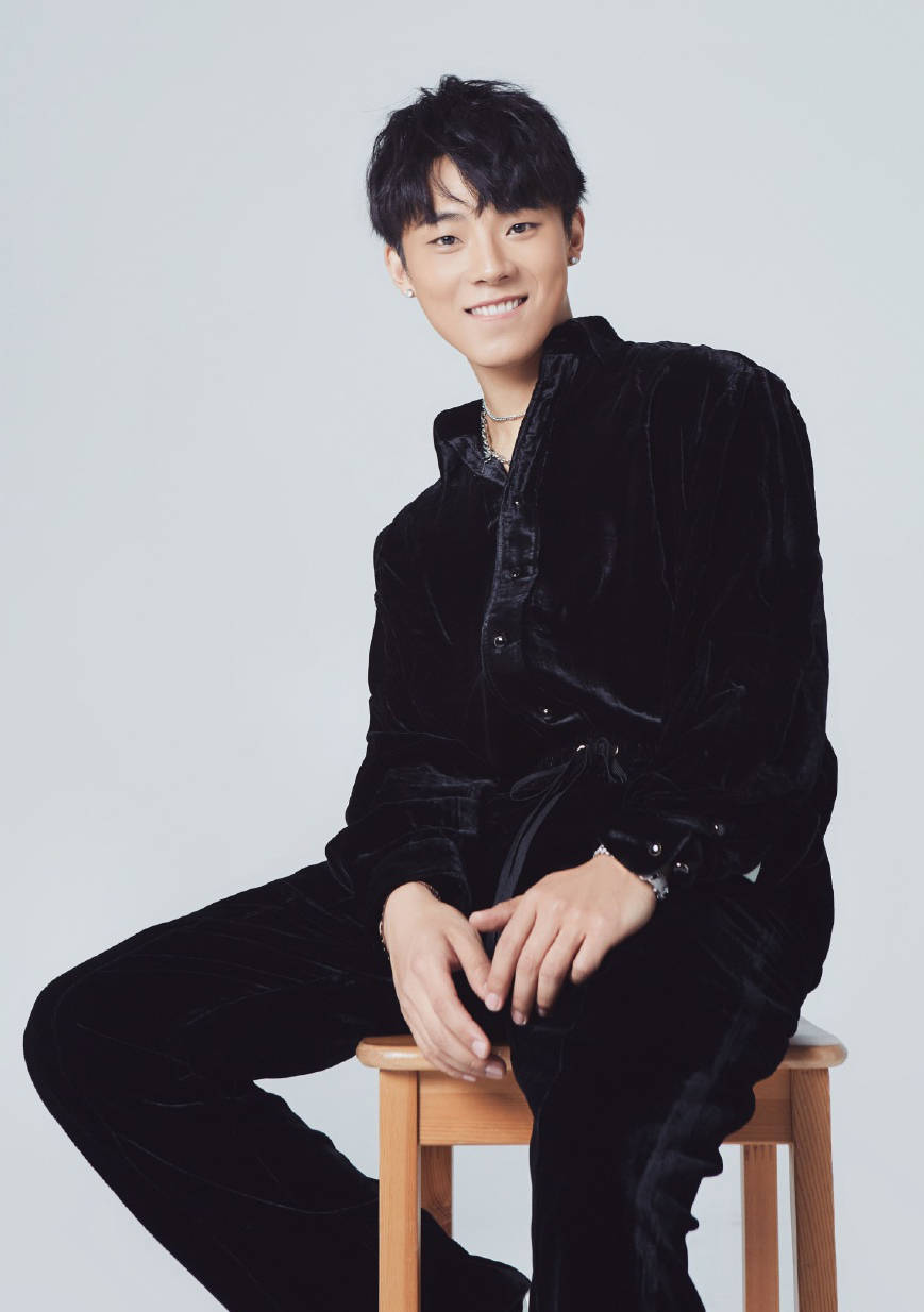 高嘉朗最受瞩目的一次就是年初在微博发文公开恋情,和女友hongyi从19