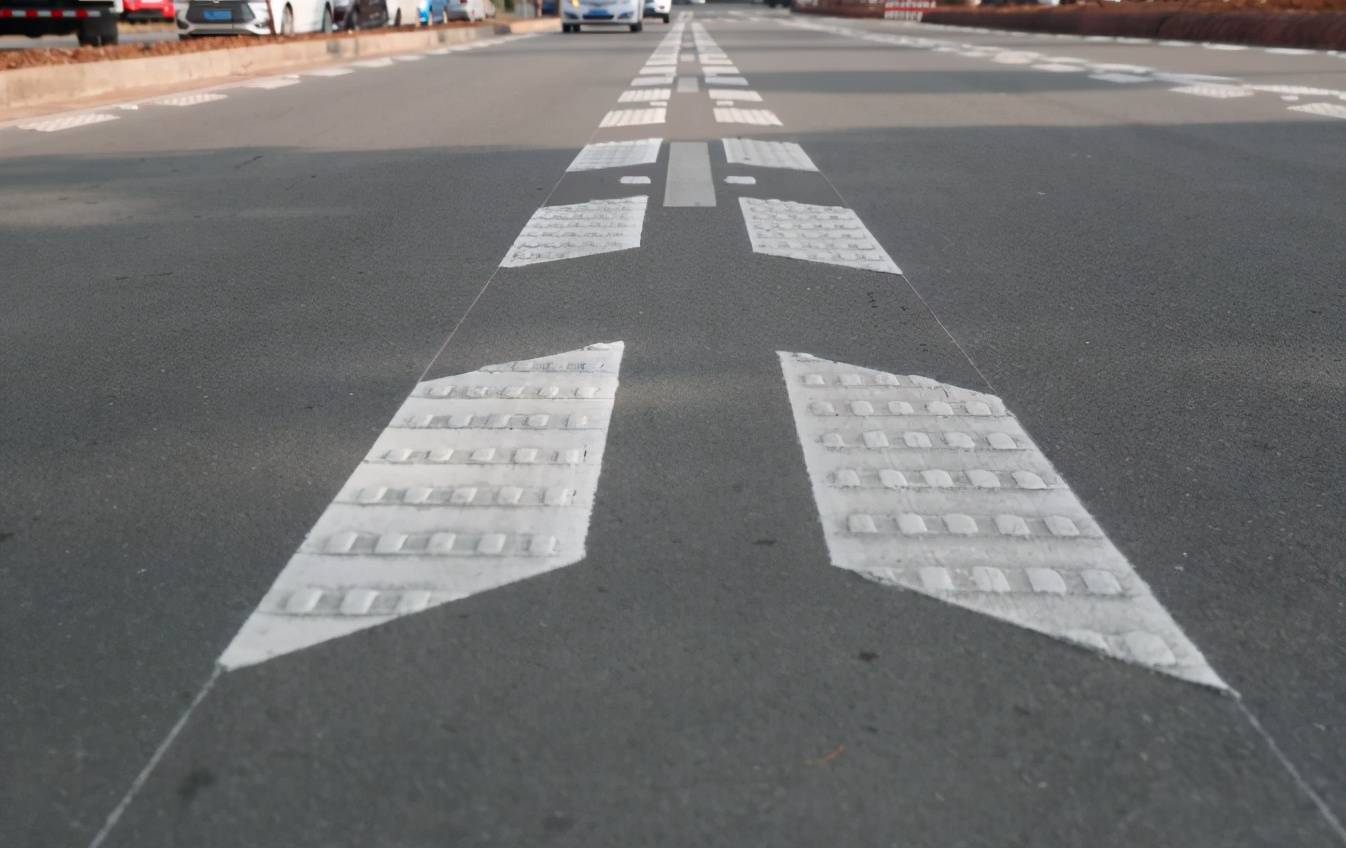 遇到高速上的鱼骨线该怎么走很多司机都不会