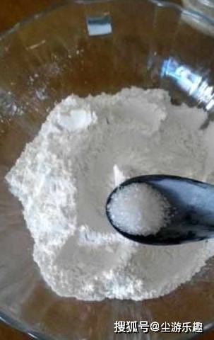 葱花饼好吃的做法 不用发面 开水一烫 层层酥脆 想做失败都难 葱油饼