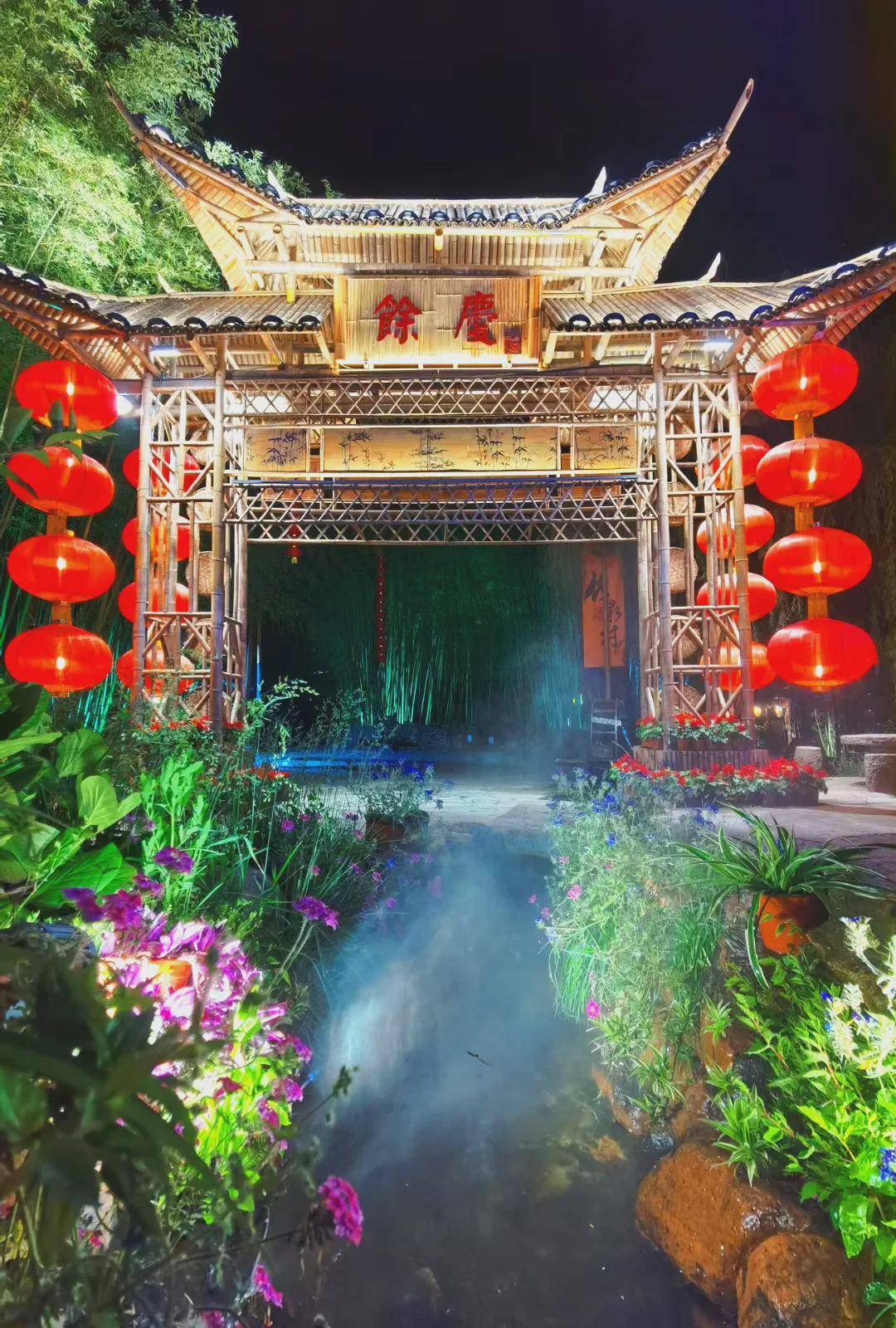 景区内每天人流如织,呈现出热闹的"烟火气"…初夏的日子,竹泉村的夜景