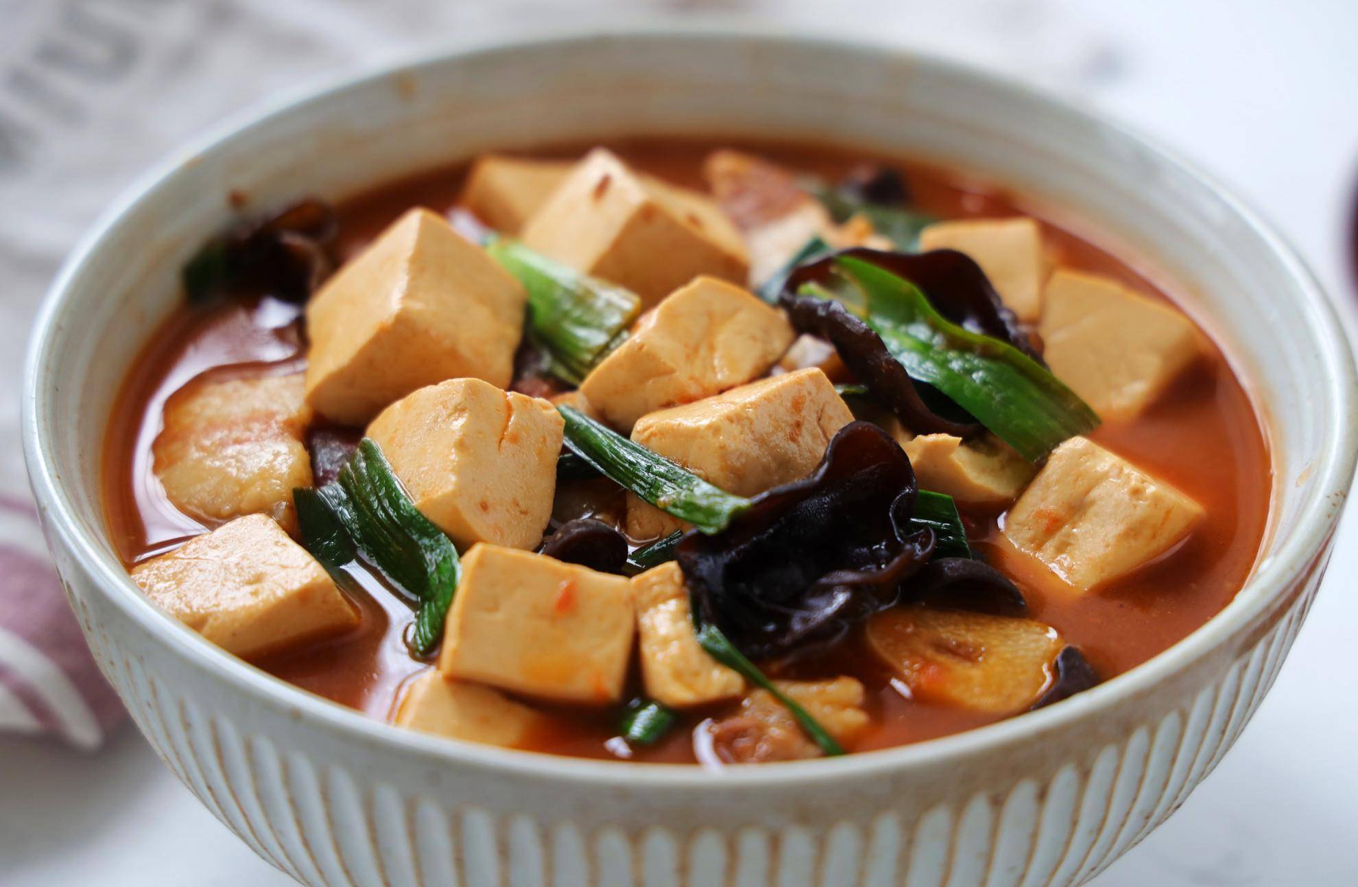 炖菜看似简单,其实还是有很多门道的,今天我们就来做一道西红柿炖豆腐