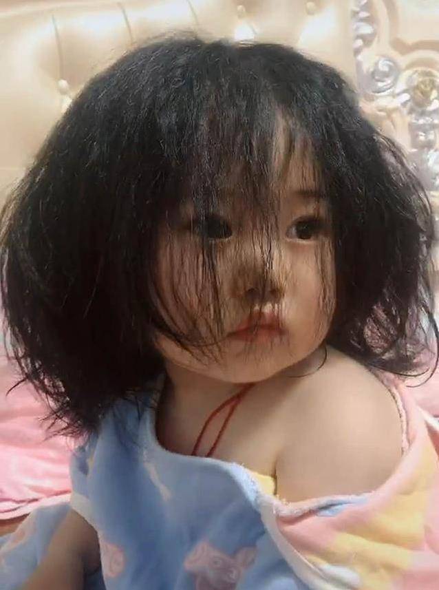 只见女儿把头发睡成了妥妥的爆炸头,而睡前穿的好好的睡衣现在也已经