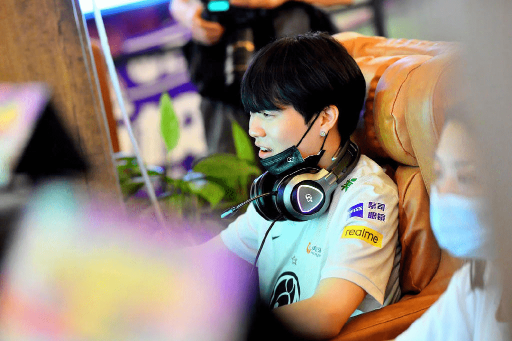 原创ig开启校园行rookie率队出征网友肖央你怎么瘦了