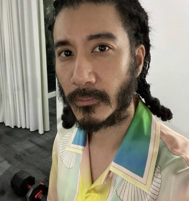 大叔范走到底王力宏再晒脏辫络腮胡自拍潘玮柏留言想跟风