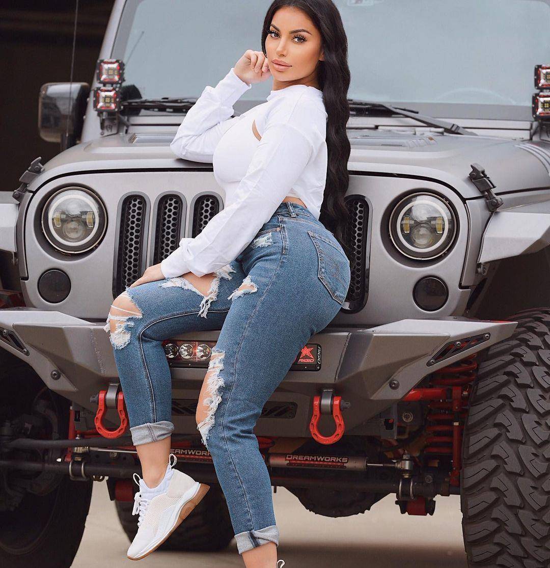 她是阿塞拜疆的模特既有亚洲的甜美面孔又有欧美的曲线身姿