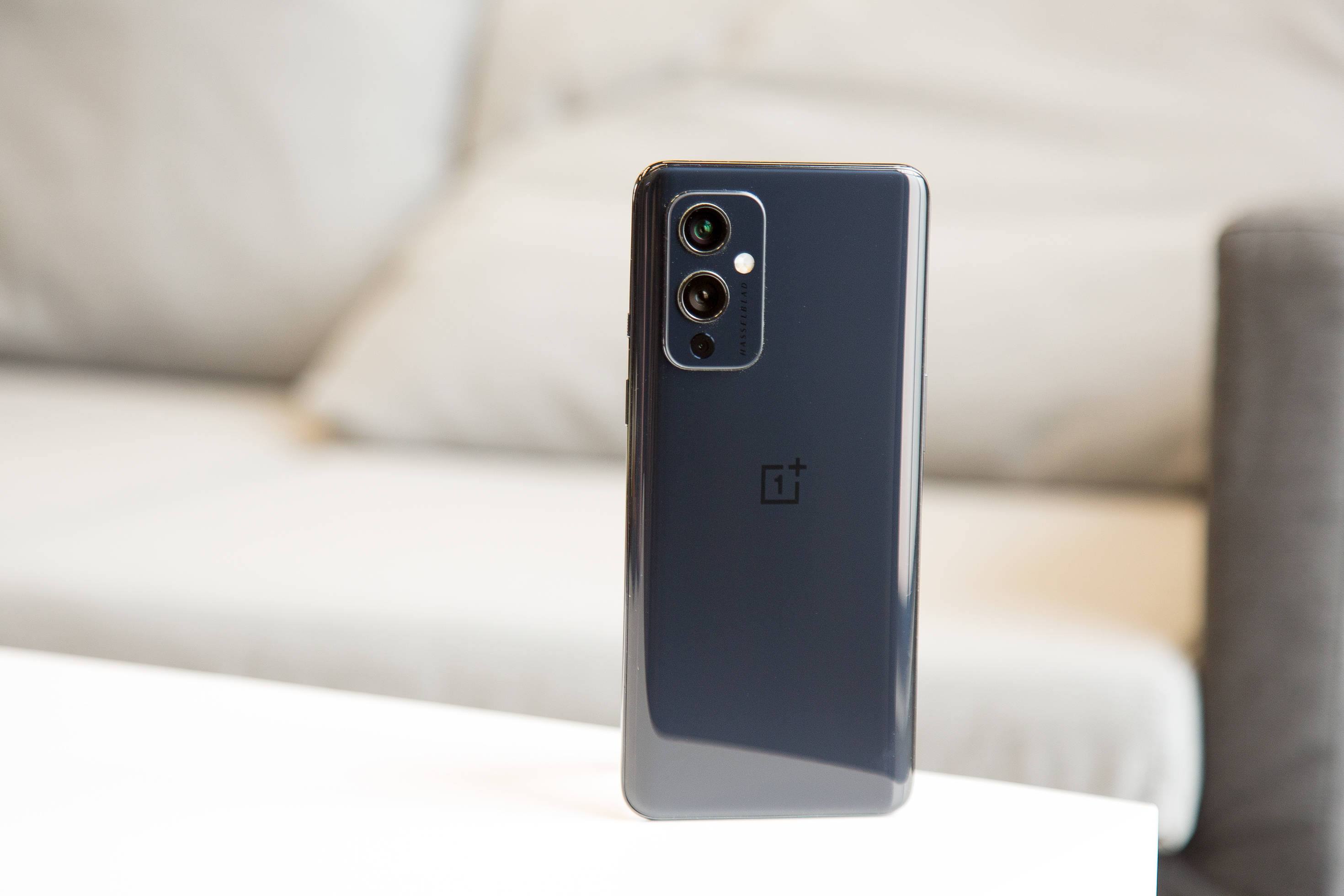 首先,一加9在外观设计方面很有想法,我购买的是黑曜配色,后壳采用漫