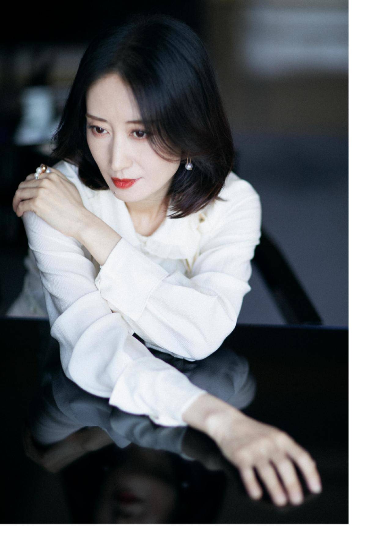 刘敏涛"阿姨辈"里最洋气,白衬衫配长裤简约干练,知性又高级