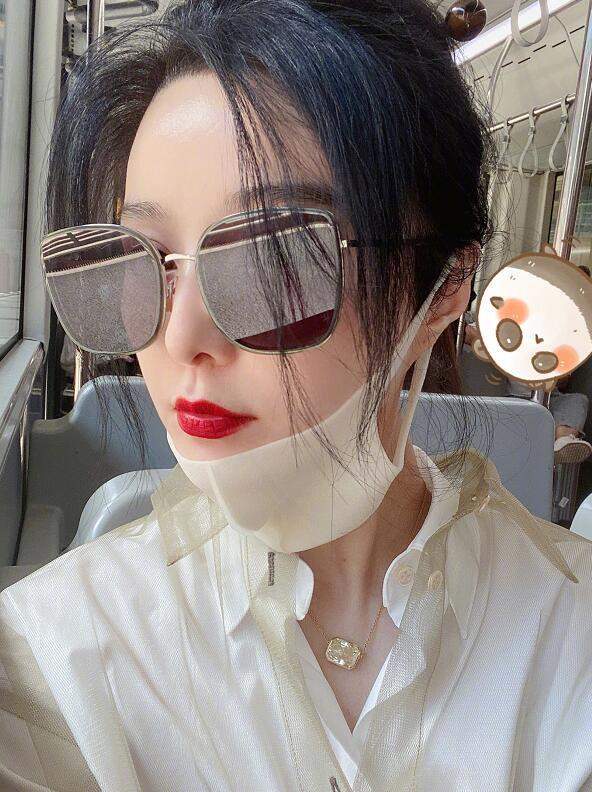 范冰冰坐机场大巴疯狂自拍车厢已坐满了乘客竟没有人认出她来