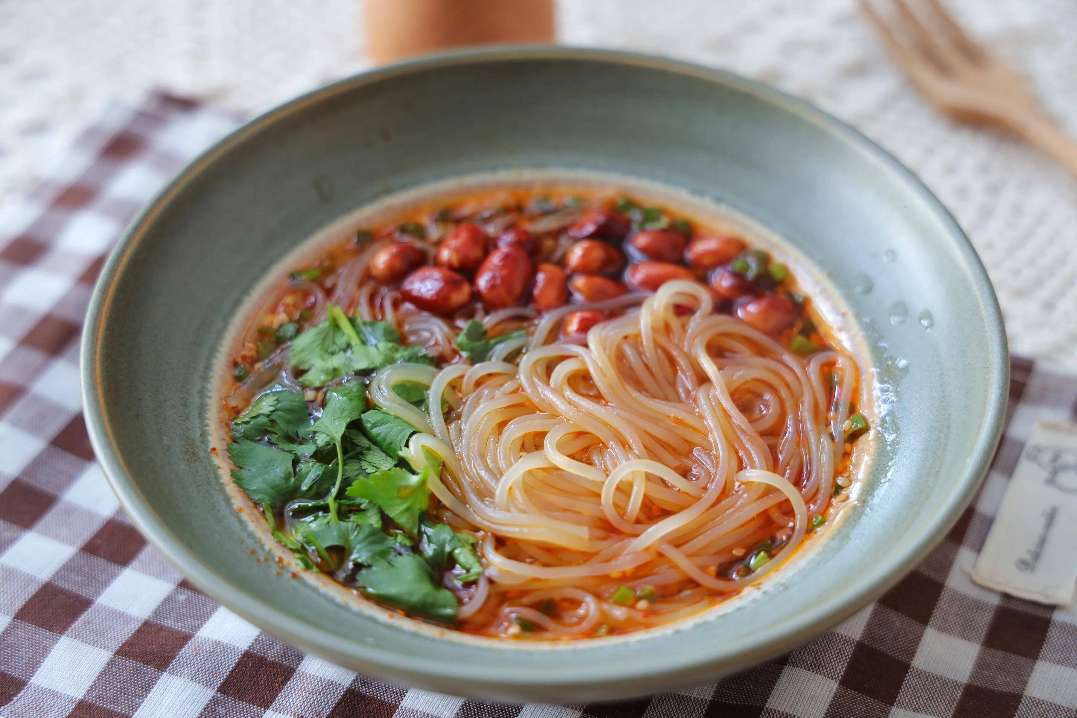 酸辣粉别出去买,在家几分钟就搞定,不比外面买的差,好吃更健康