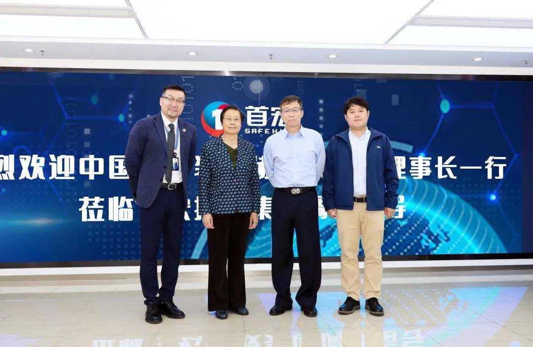 青岛高新区管委主任,工委副书记李鸿雁与青岛市医疗器械行业协会会长