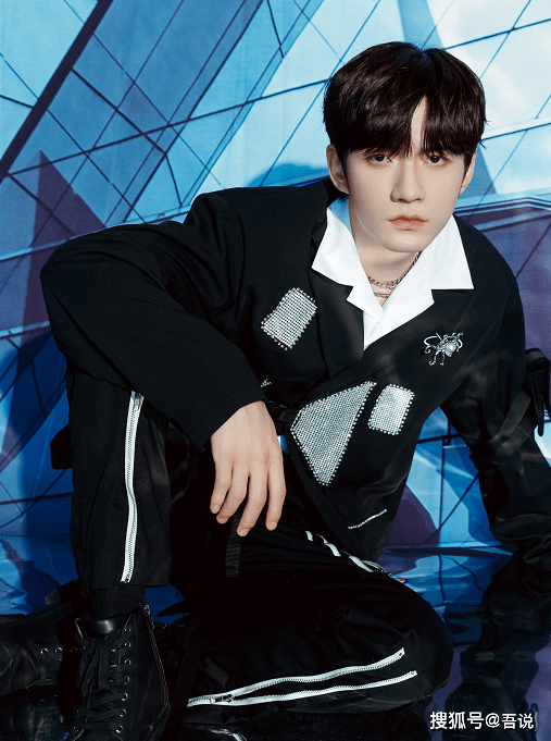 原创r1se最后一个综艺舞台,周震南亮片贝雷帽好酷,刘也白色衬衫好仙