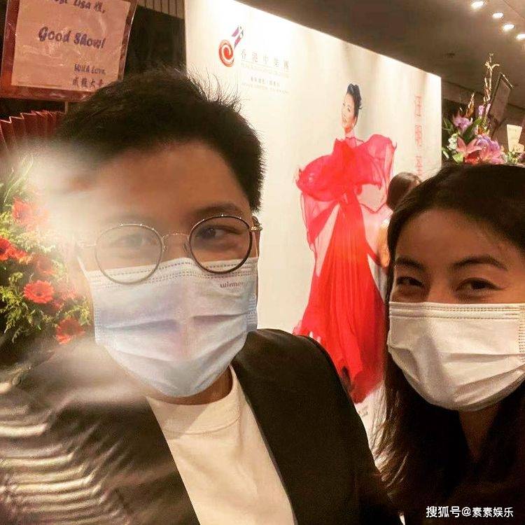 郭晶晶贴在老公霍启刚胸前拍照,秀恩爱的角度很讲究